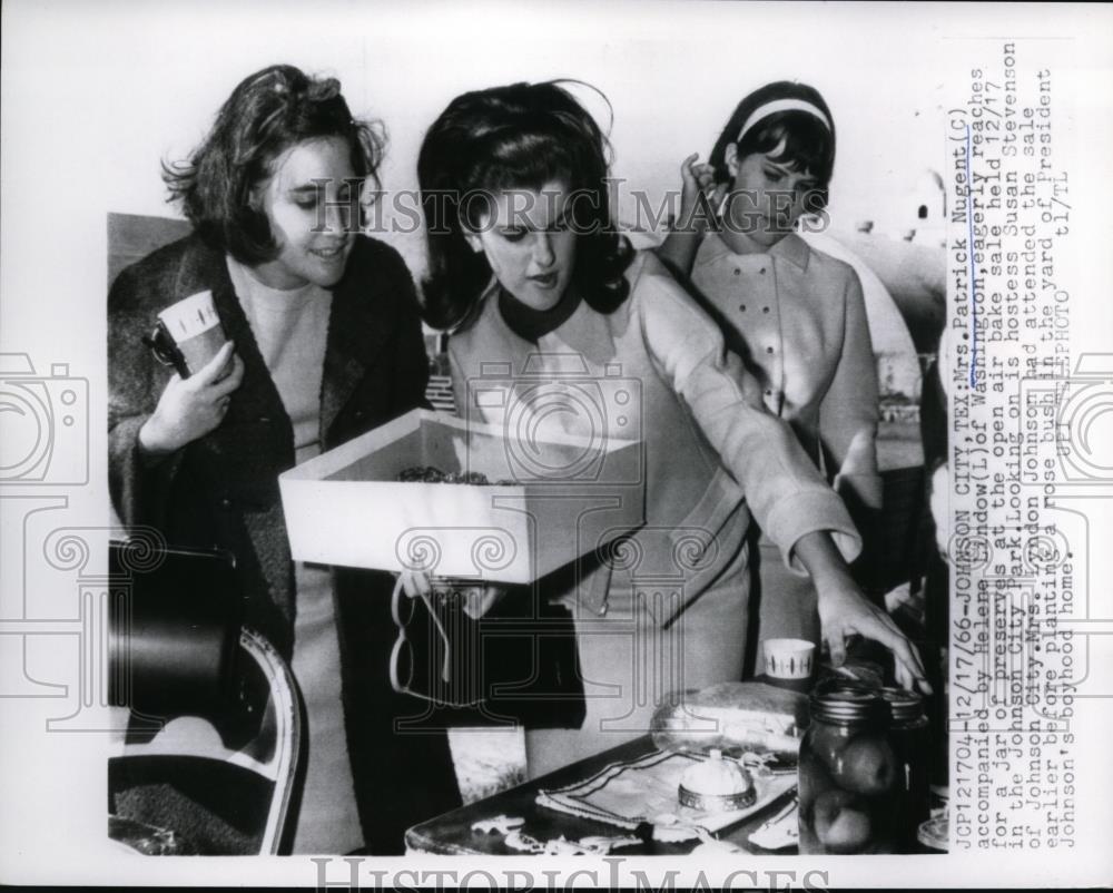 1966 Press Photo Mrs.Patrick Nugent reachesa jam at Johnson City City Park. - Historic Images