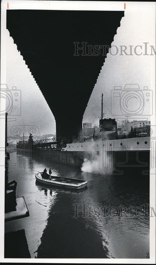 1978 Press Photo Second of two ships caught in Lake makes it into Joseph Frantz - Historic Images