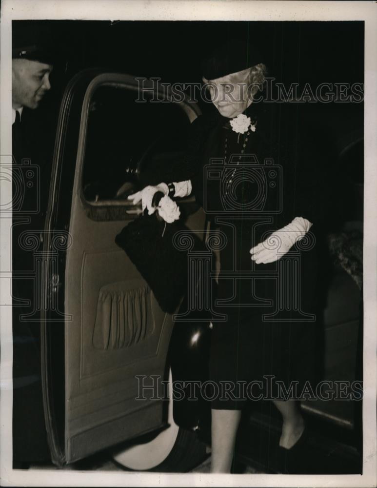 1940 Press Photo Washington- Mrs. William E Borah arriving at Soviet Embassy. - Historic Images