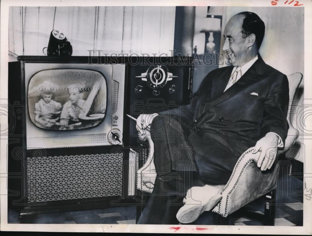 1952 Press Photo Adlai Stevenson watched Campaigning Stevenson at his sunroom. - Historic Images