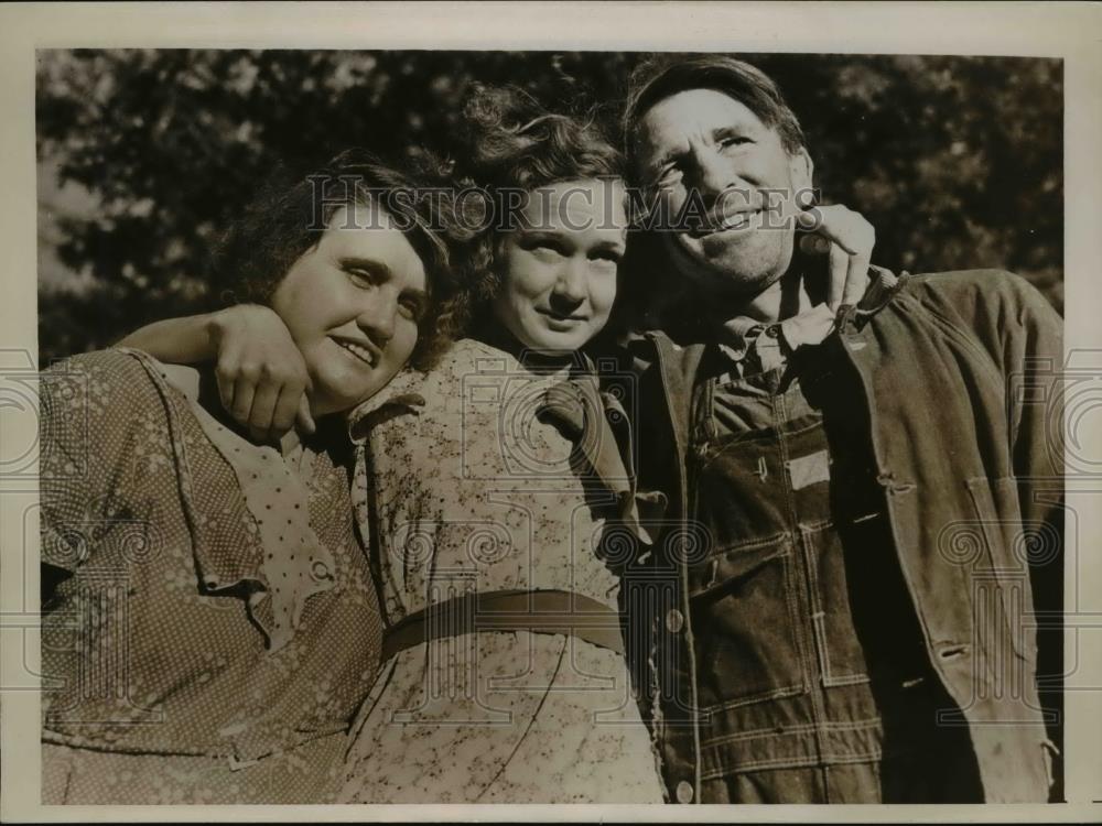 1937 Press Photo Mary Lee Williams with foster parents Mr &amp; Mrs Ben Williams - Historic Images