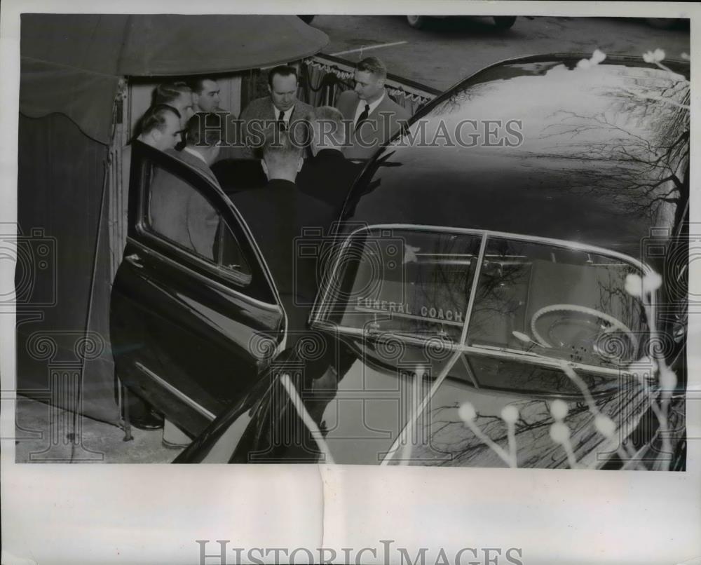 1955 Press Photo Body of Mrs.Ethel Sheppard place in hearse for Funeral Service. - Historic Images