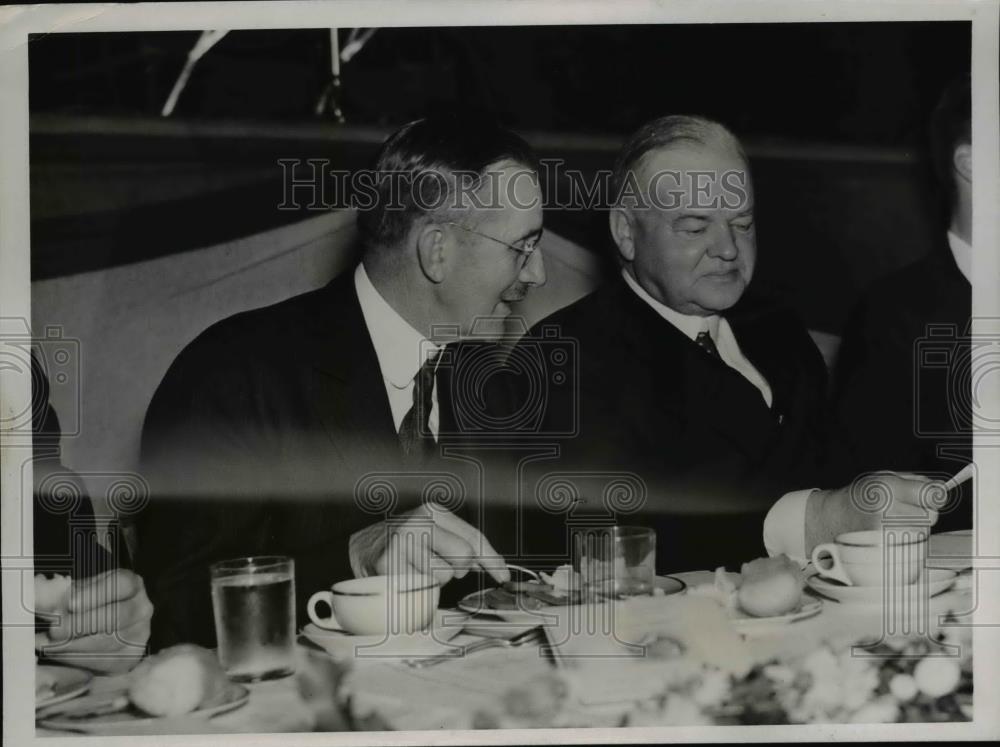 1937 Press Photo Pres. Herbert Hoover at dinner with William E. Hurley. - Historic Images