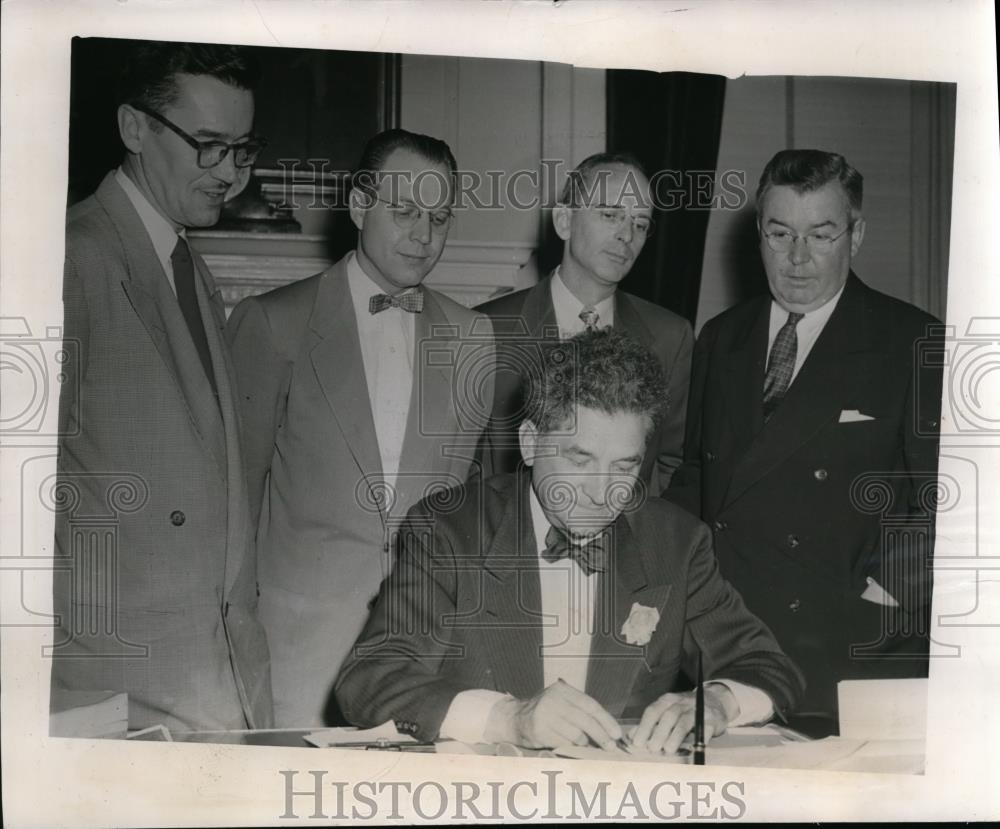 1951 Press Photo Governor Lausche signs a proclamation for TB control week - Historic Images