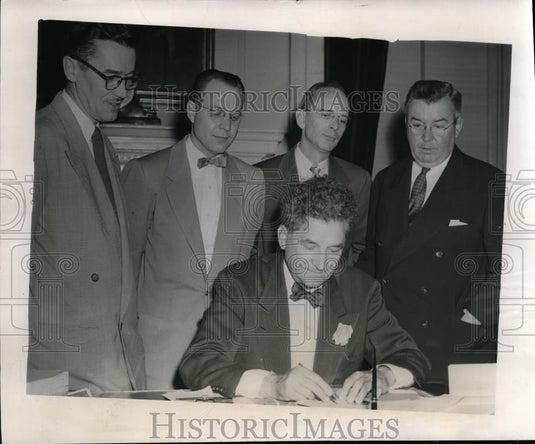 1951 Press Photo Governor Lausche signs a proclamation for TB control week - Historic Images