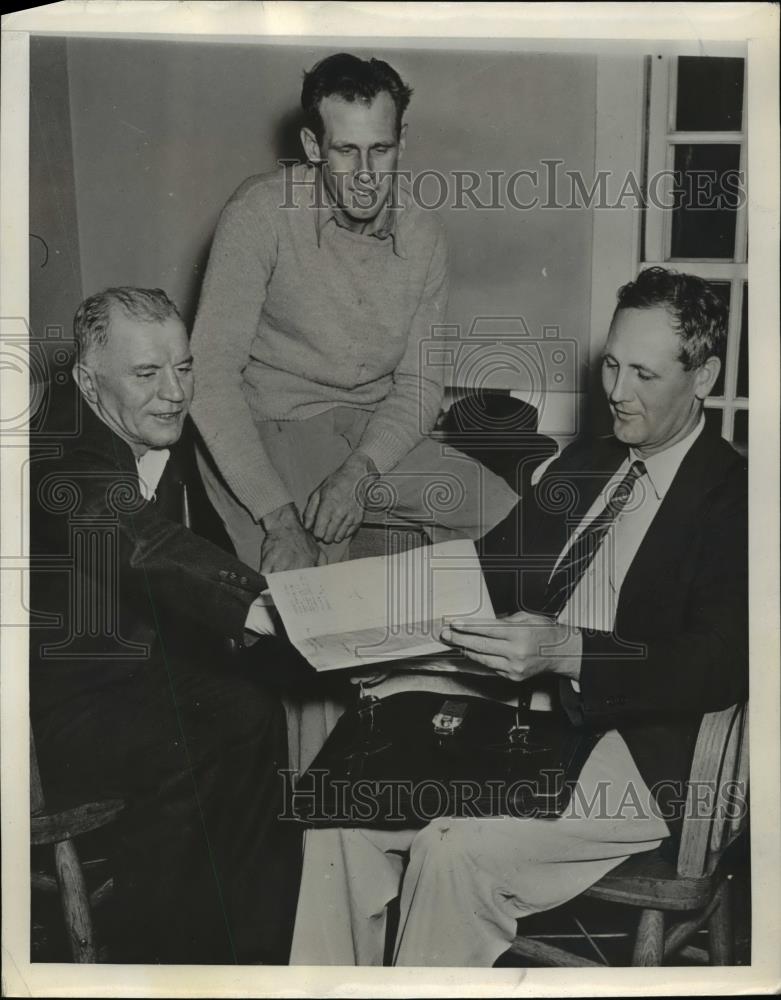 1942 Press Photo Malcolm MacPhee, Henry Maas, Capt T. Davenport, tried save man - Historic Images