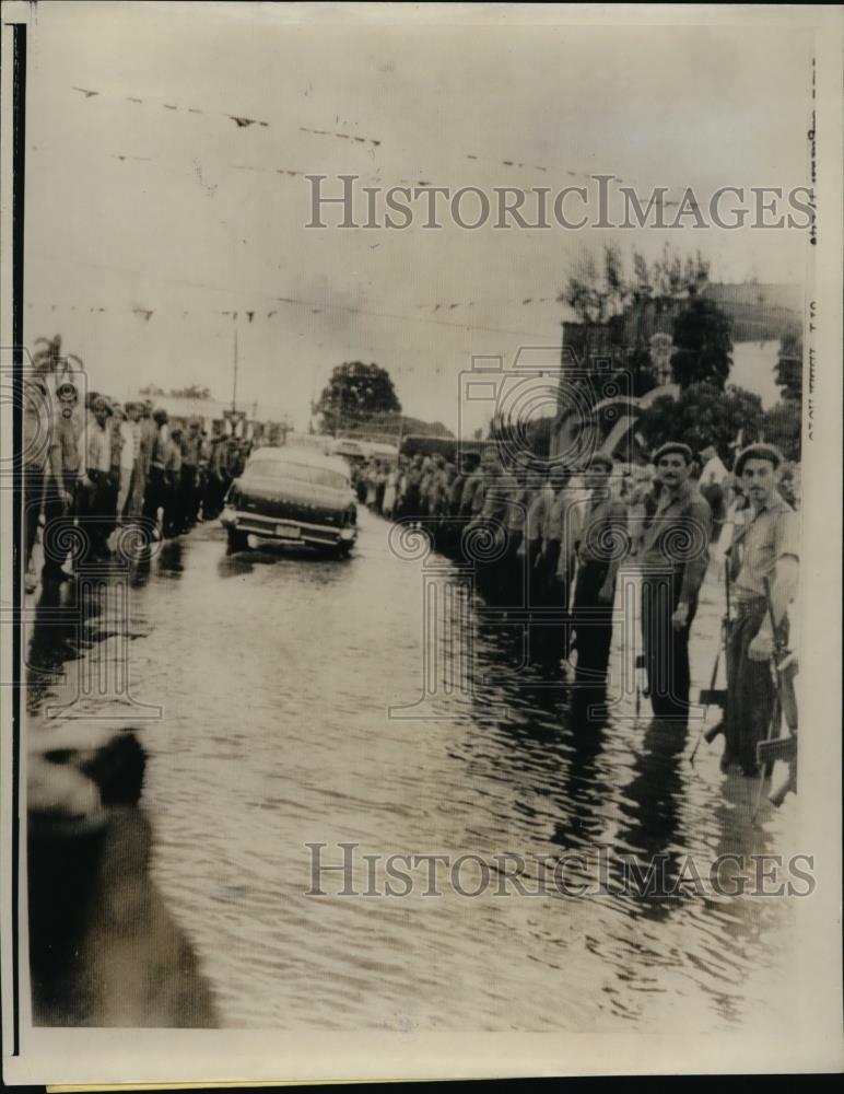 1961 Press Photo Havana Cuba, Militiamen Standing In Water During Heavy Rain. - Historic Images