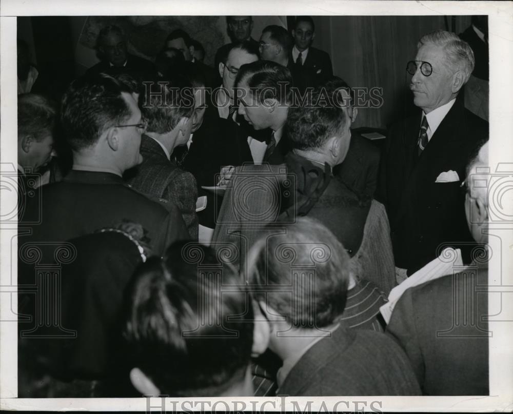 1945 Press Photo Patrick J Hurley talks to the press - Historic Images