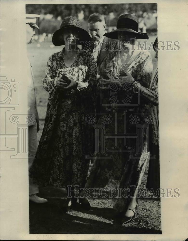 1930 Press Photo First Lady Lou Hoover, Mrs. E.E. Gann at Army War Carnival - Historic Images