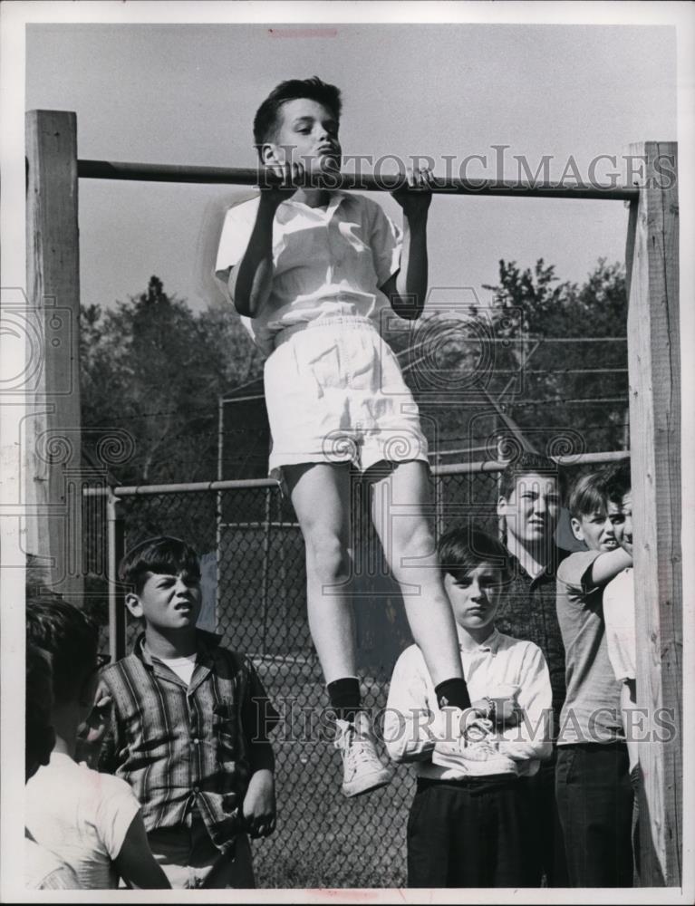 1965 Press Photo Bill Olsen, Fifth grader at the Brooklyn Physical fitness meet. - Historic Images