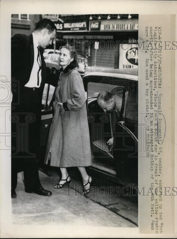 1957 Press Photo Consuelo Innocenti &amp; Detectives She Attempted Bank Robbery - Historic Images