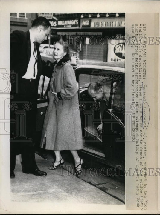 1957 Press Photo Consuelo Innocenti & Detectives She Attempted Bank Robbery - Historic Images