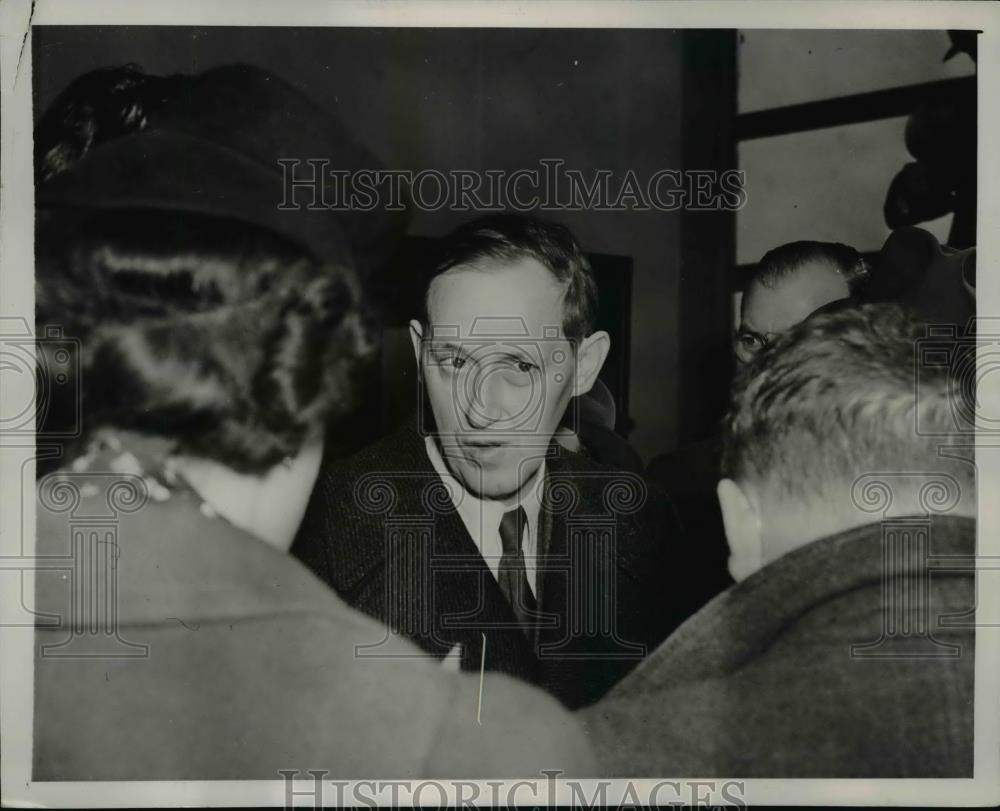 1941 Press Photo Henry Hopkins talked with reporters at LaGuardia Airport. - Historic Images