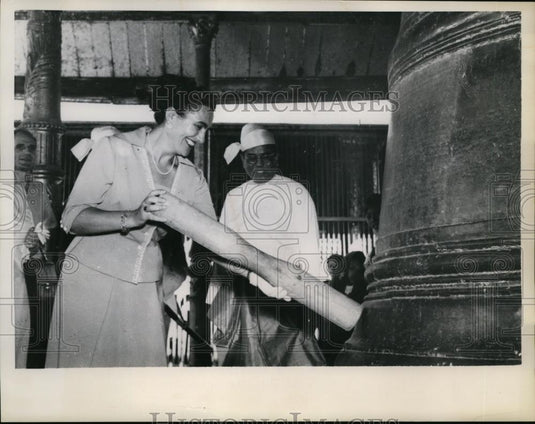1959 Press Photo Mrs. Jovanka Broz Rings Huge Bell in Shwe Dagon Pagoda in Burma - Historic Images