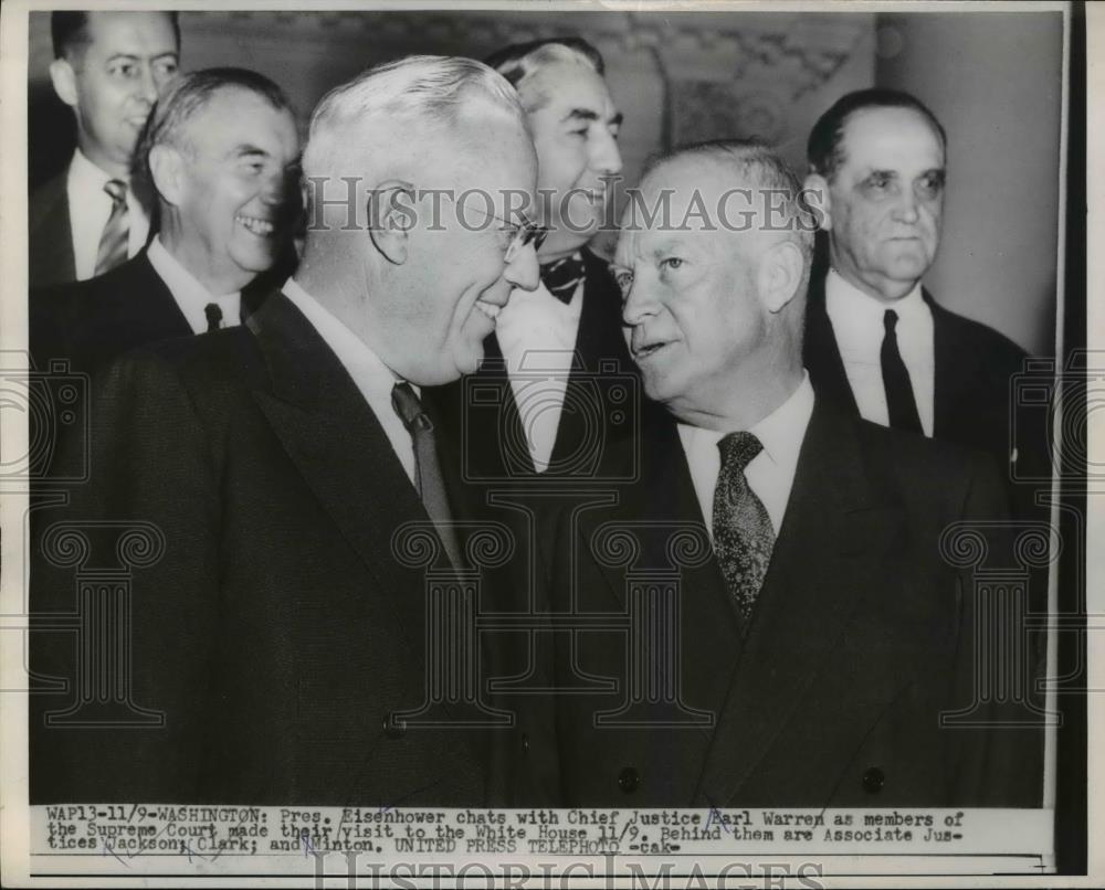 1953 Press Photo Pres. Eisenhower chats with Chief Justice Earl Warren. - Historic Images