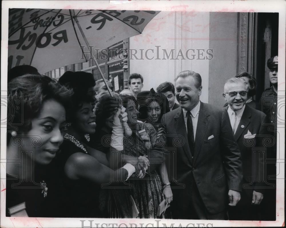 1962 Press Photo Gov.Nelson Rockefeller with group of Volunteer Campaign workers - Historic Images