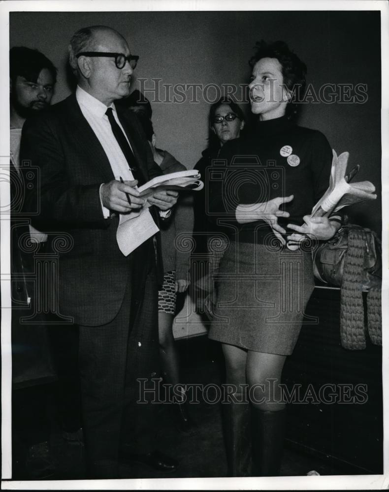 1970 Press Photo Civil Rights Activist Maryann Weissman &amp; Reporter in New York - Historic Images