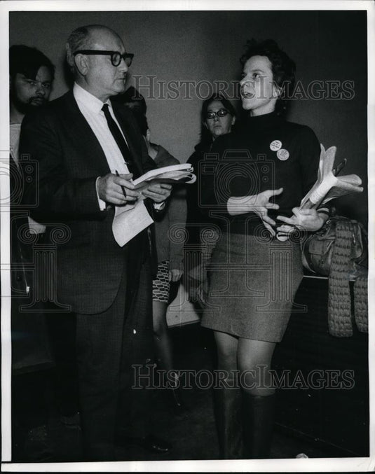 1970 Press Photo Civil Rights Activist Maryann Weissman & Reporter in New York - Historic Images
