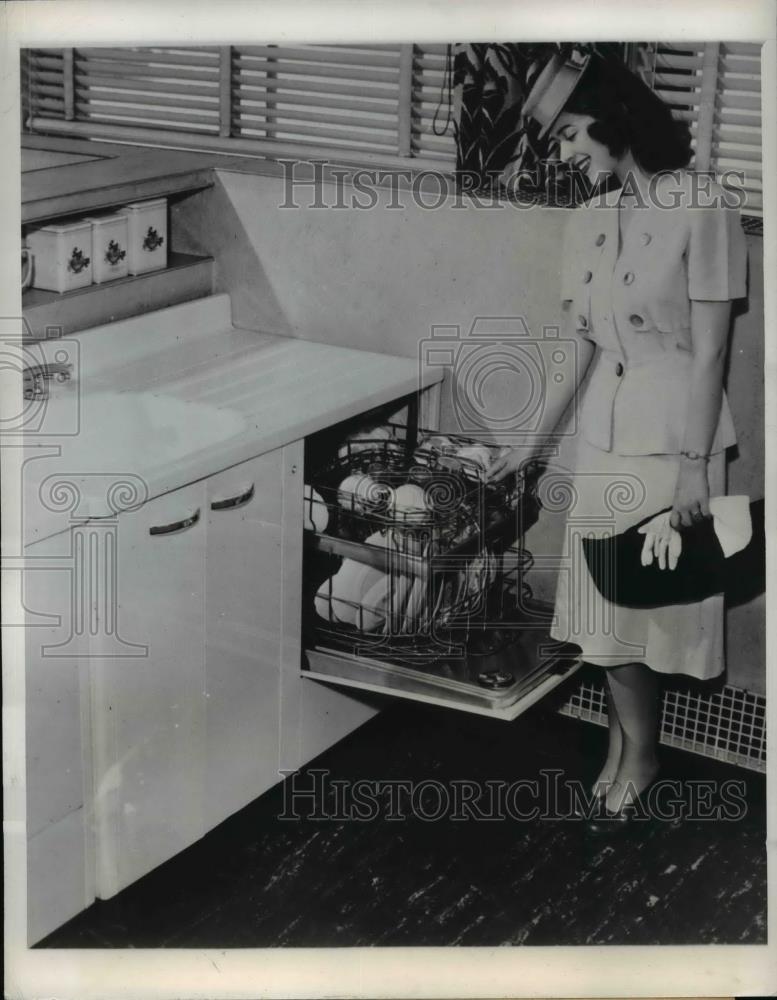 1945 Press Photo Chicago Modern housewife places dishes in Hot Point Dishwasher. - Historic Images