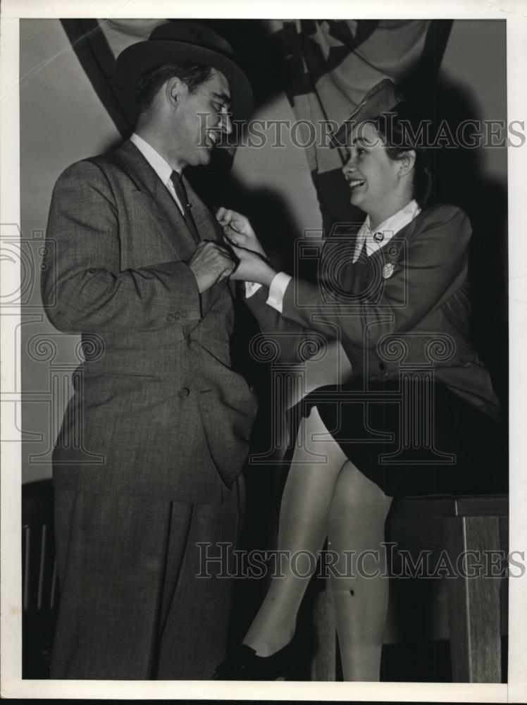 1940 Press Photo Elizabeth Fraser & Kansas City atty Byron Min Lonye at election - Historic Images