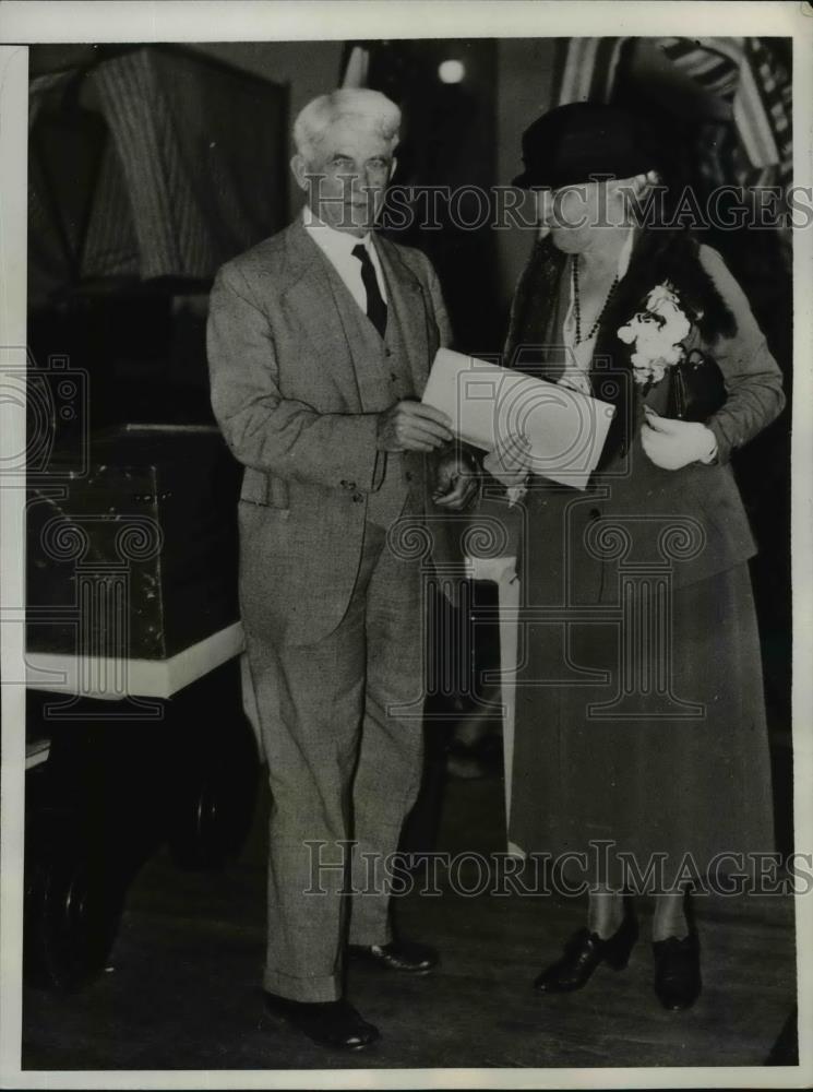 1932 Press Photo Mrs Hoover handing her ballot to Inspector of Elecetion Board. - Historic Images