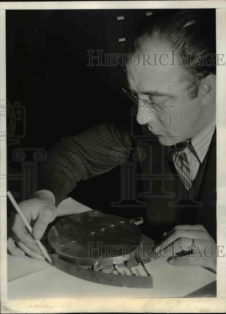 1940 Press Photo James E. Bell Demonstrates Engineer&#39;s Arc-Drawing Device - Historic Images