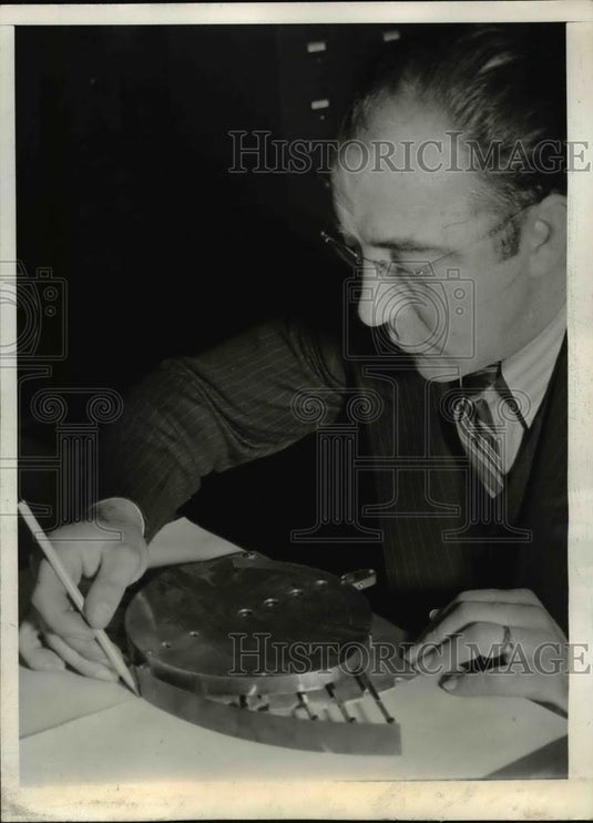 1940 Press Photo James E. Bell Demonstrates Engineer's Arc-Drawing Device - Historic Images