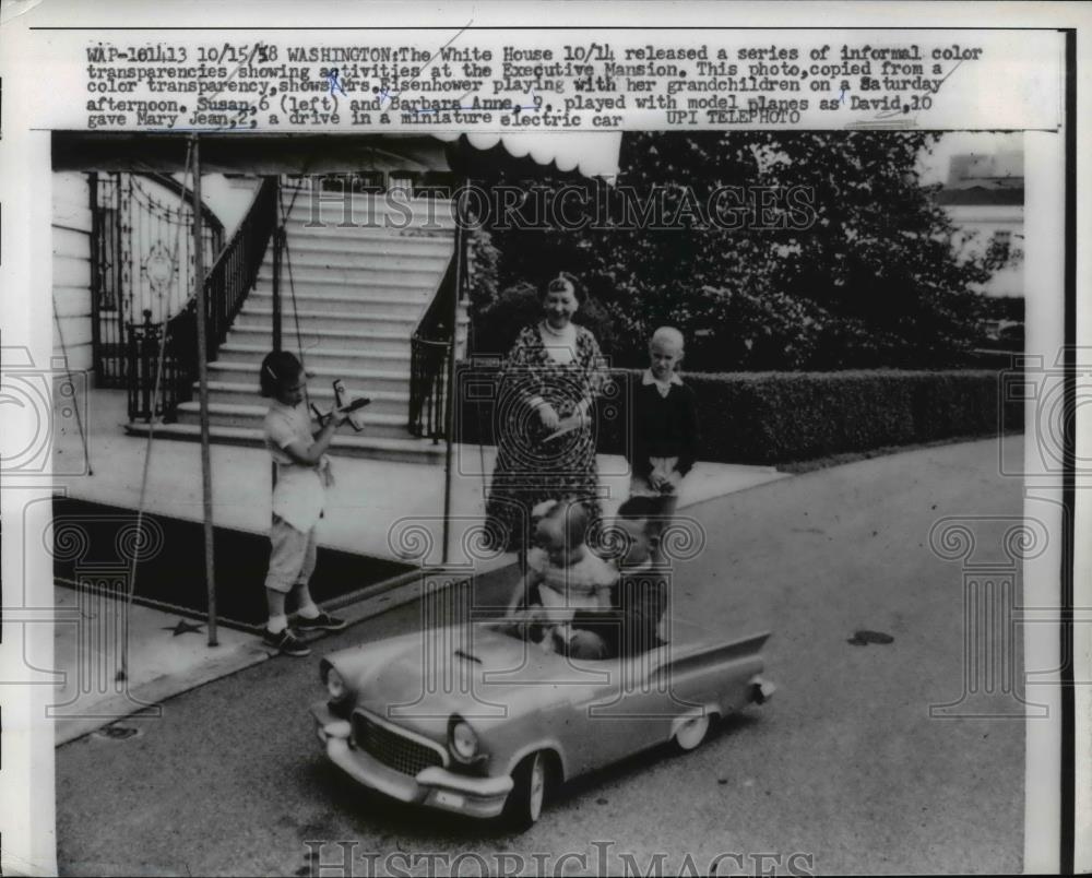 1958 Press Photo Mrs Mamie Eisenhower &amp; grandkids David, Susan, Mary, Barbara - Historic Images