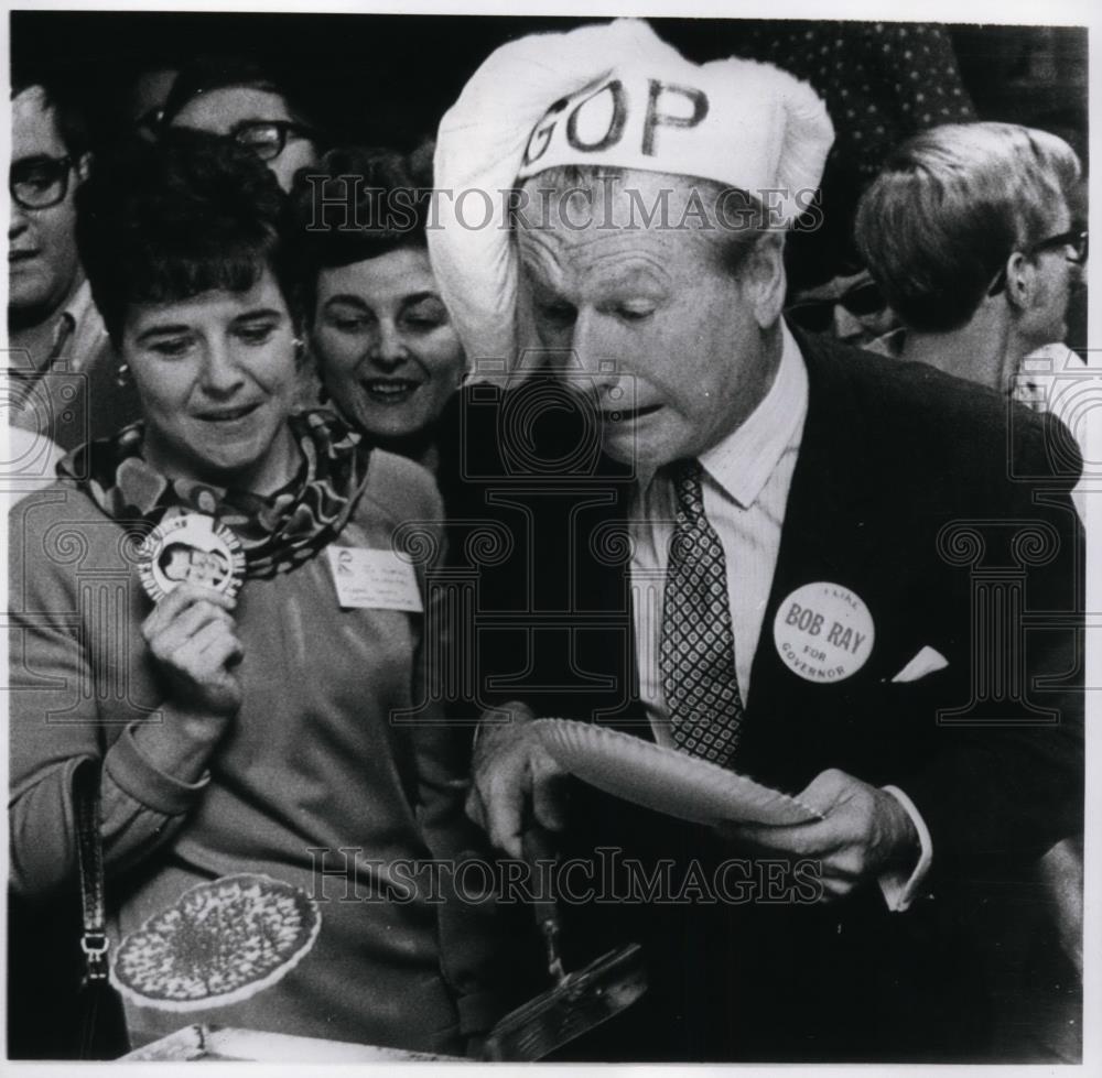 1968 Press Photo New Yorks Republican Governor Nelson Rockefeller flips flapjack - Historic Images