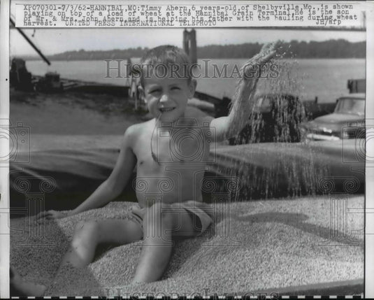 1962 Press Photo Timmy Ahern Hannibal Grain Terminal Shelbyville, Mo. - Historic Images