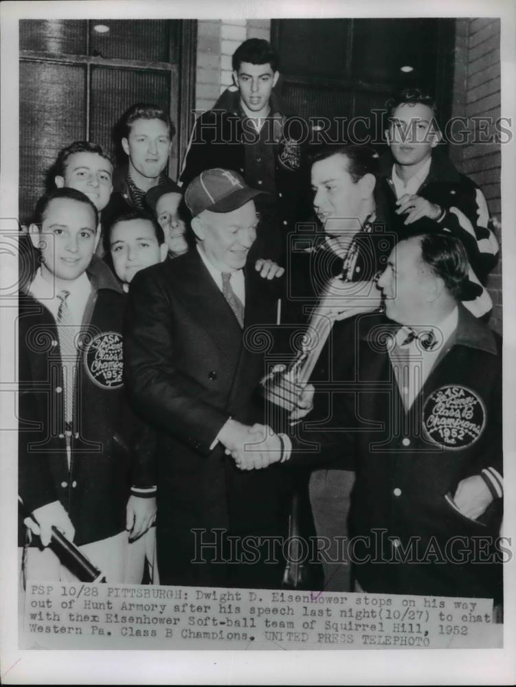 1952 Press Photo Dwight Eisenhower Chats With Soft Ball Team Of Squirrel Hill - Historic Images