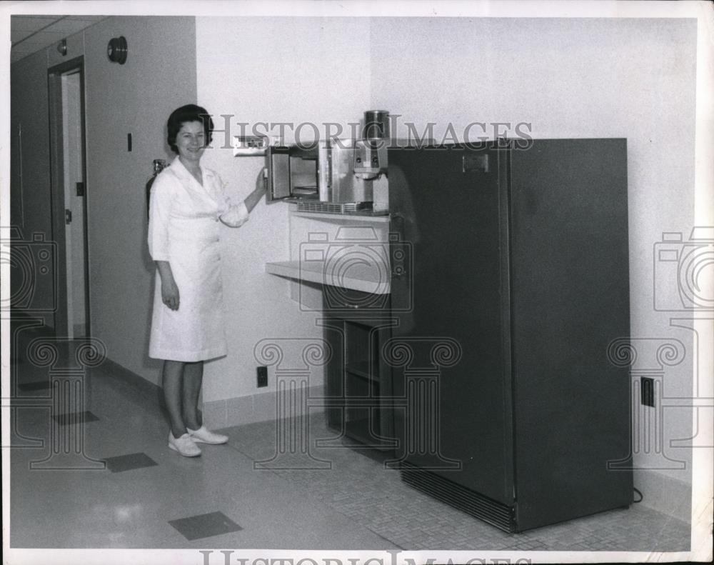 1970 Press Photo Mrs Rita Strube consulting dietician at Kaiser Foundation Hosp - Historic Images