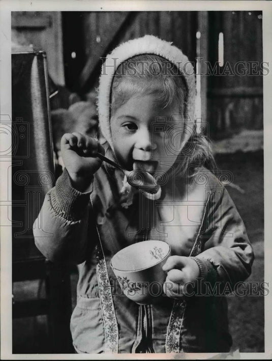 1967 Press Photo Judith Gastemire Tasting Maple Sugar - Historic Images