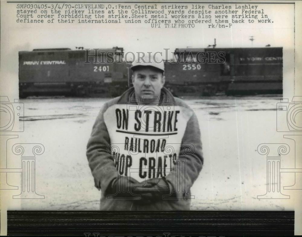 1970 Press Photo Charles Lashley of Penn Central on Strike at Collinwood Yards - Historic Images