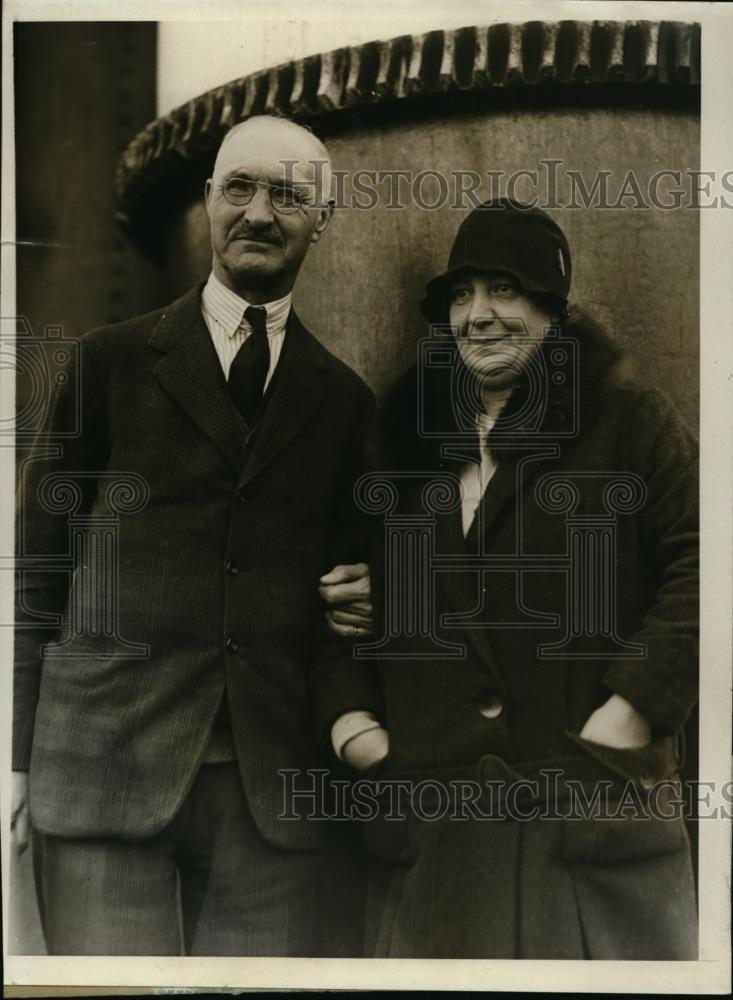 1930 Press Photo Arthur L. Clarke And Wife Pay Visit To Boston - Historic Images