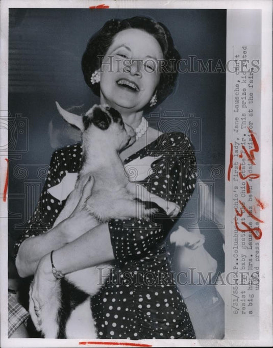 1955 Press Photo Ohio's First Lady Jane Lausche couldn't resist baby goats. - Historic Images
