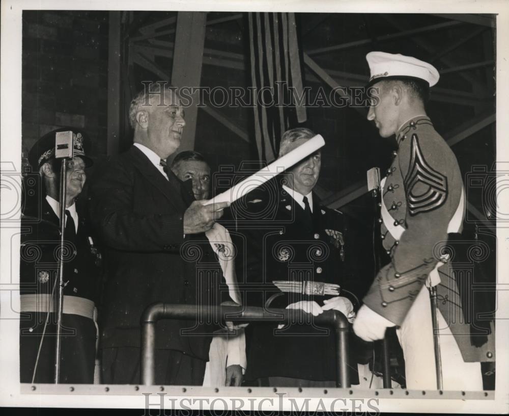 1939 Press Photo President Franklin Roosevelt Awarding Diploma to Stanley Dziuba - Historic Images