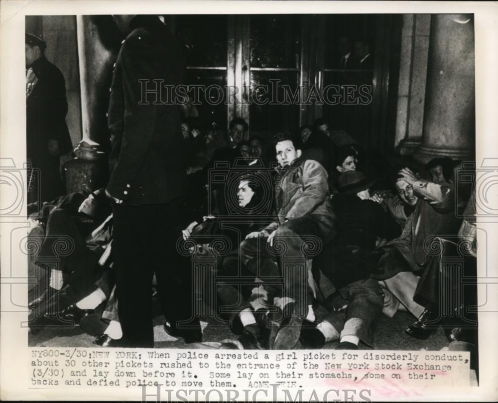 1948 Press Photo Pickets at NY Stock Exchange as police try to remove them - Historic Images