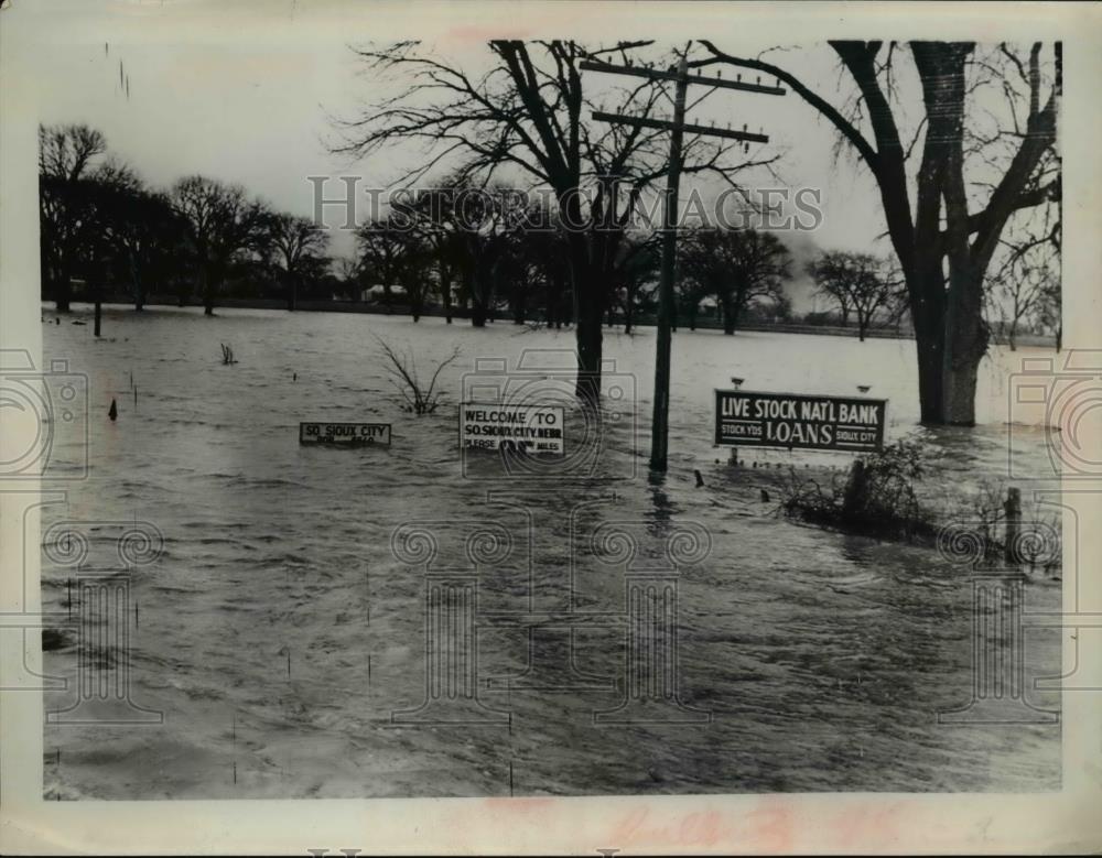 1952 Press Photo South Sioux City Almost completely submerged road signs - Historic Images