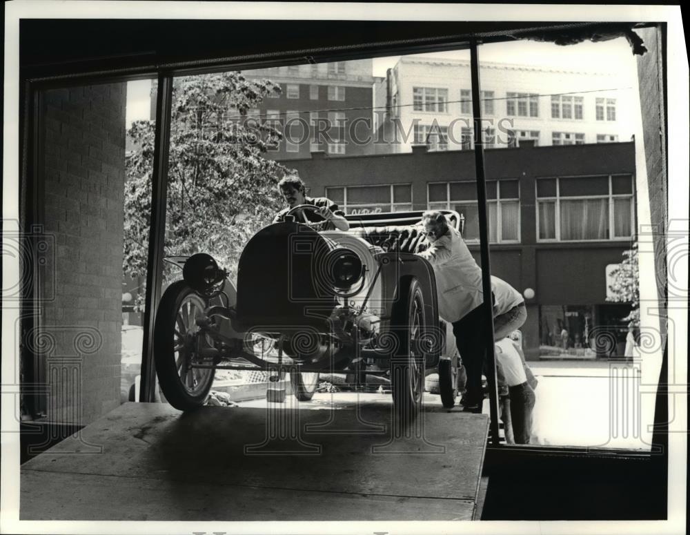1981 Press Photo Antique car display at Euclid National Bank lobby. - cva84872 - Historic Images