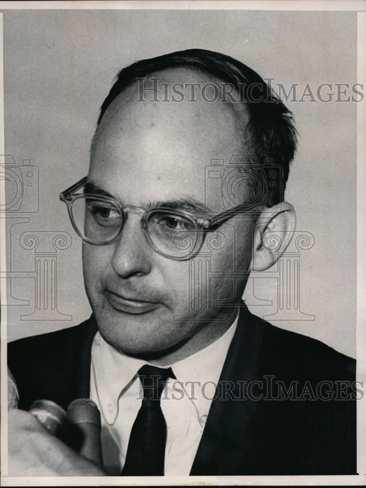 1965 Press Photo Adlai Stevenson III talks with newsman in Washington - Historic Images