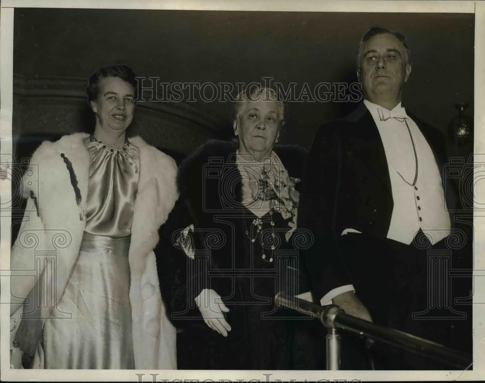 1935 Press Photo Pres. and Mrs,Roosevelt and mother's Pres. Mrs.Sarah Roosevelt. - Historic Images