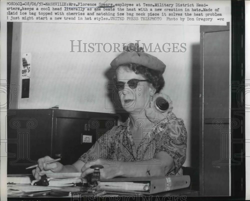 1957 Press Photo Florence Spears Uses Ice Bag Hat to Beat the Heat in TN - Historic Images