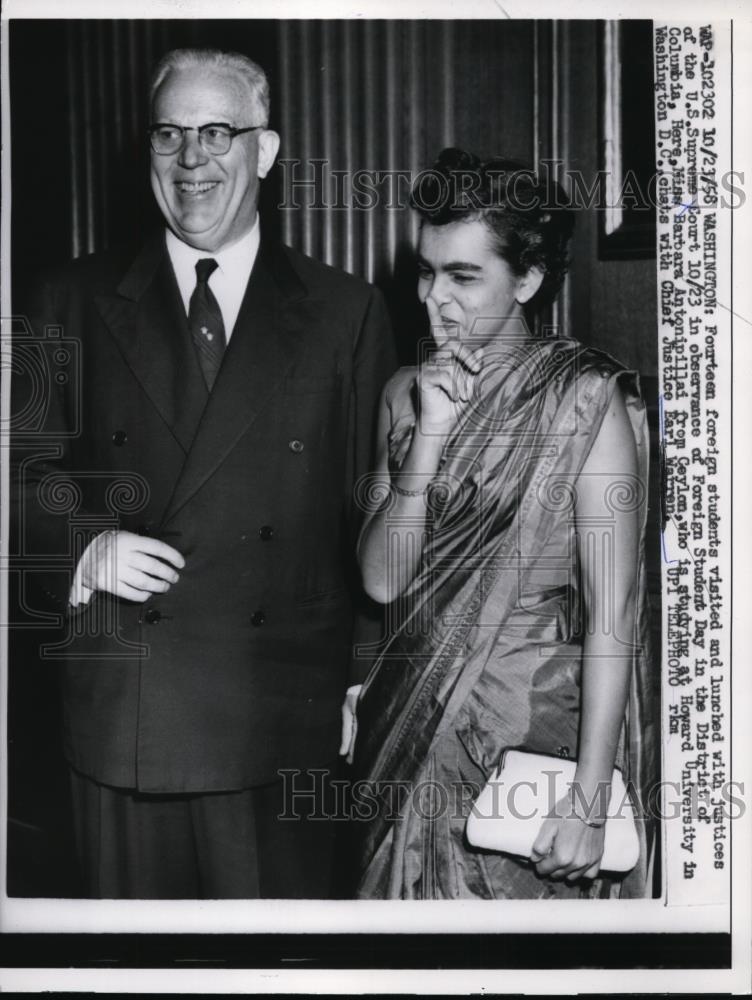 1958 Press Photo Supreme Court Justice Earl Warren, Barb Antonipillai, students - Historic Images