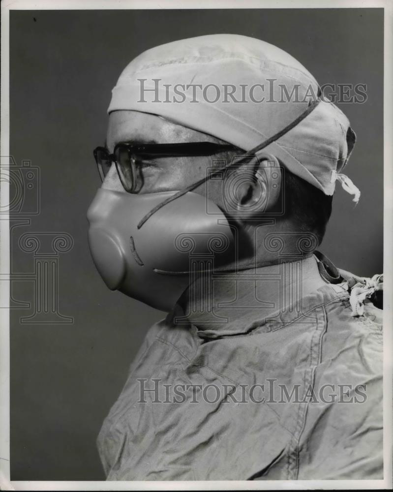 1960 Press Photo Doctor with Surgical Plastic Mask - Historic Images