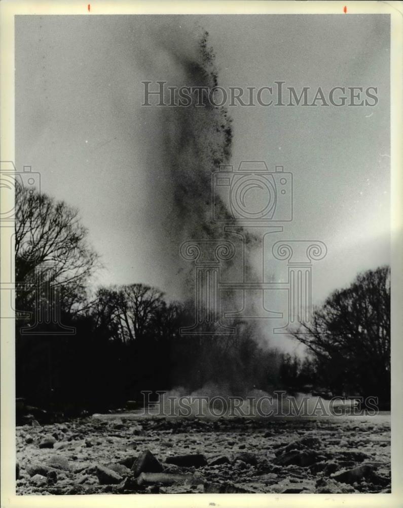 1979 Press Photo The dynamite smoke at the Chagrin River - cva76375 - Historic Images