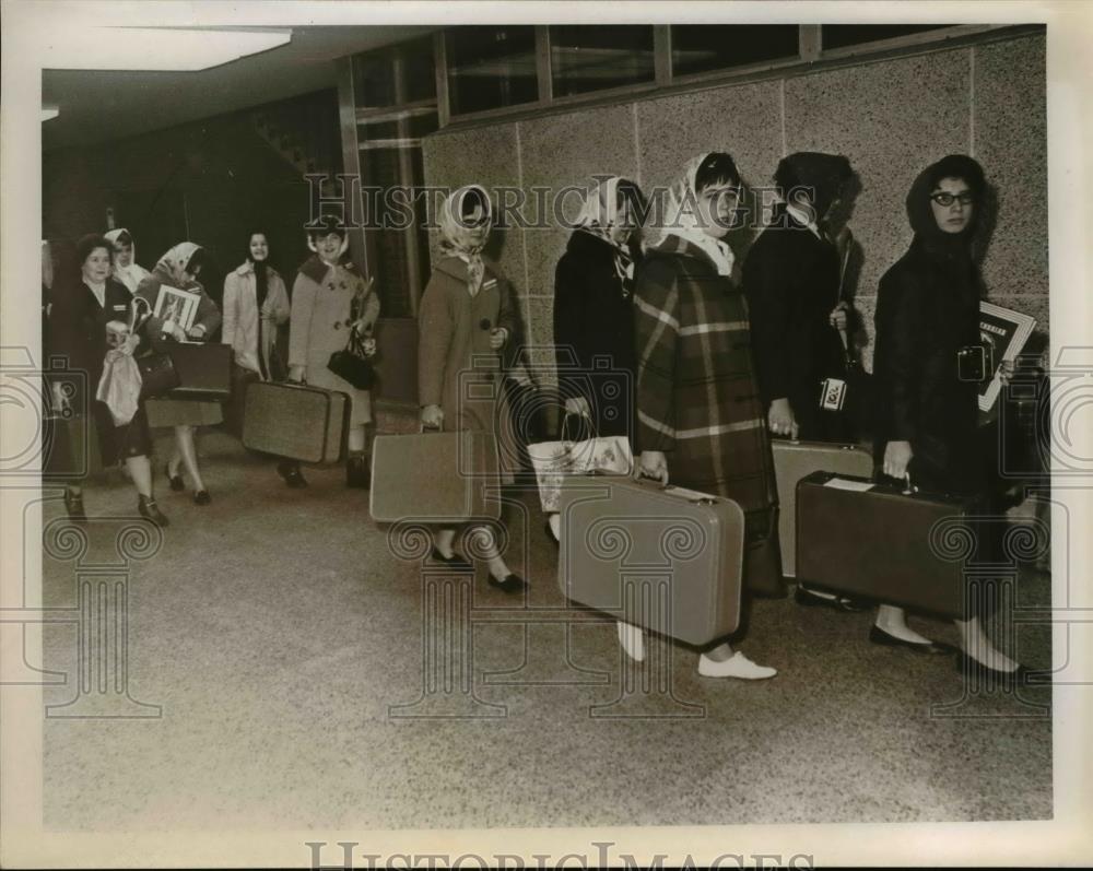 1964 Press Photo Students at Greenbriar Junior High students on the way to class - Historic Images