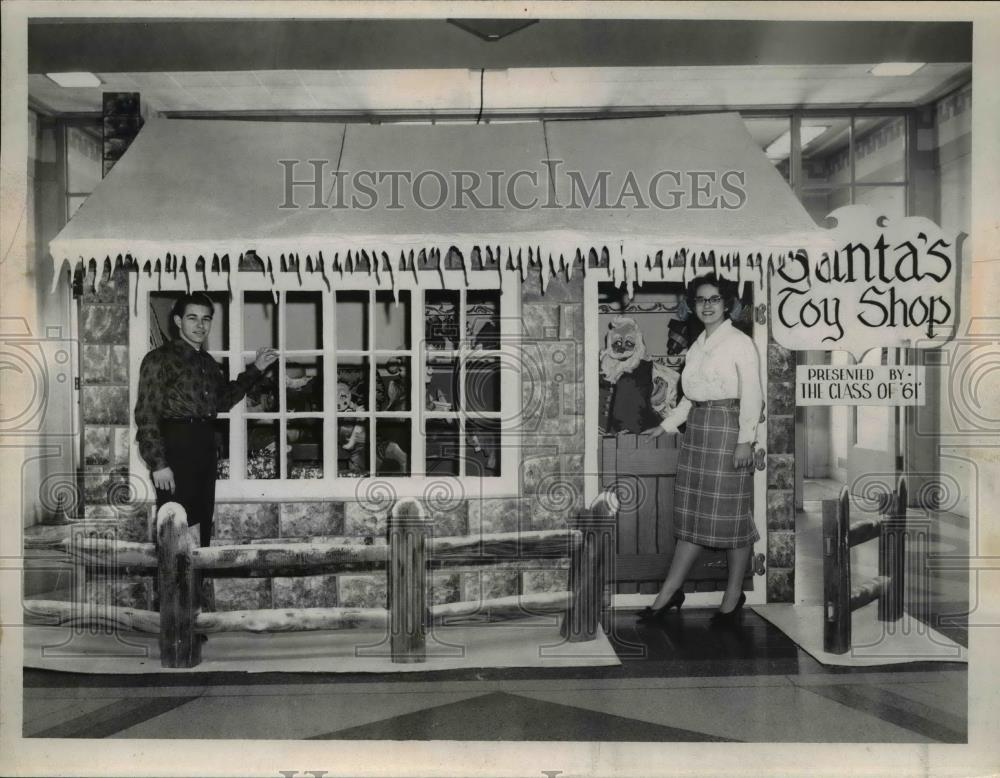 1960 Press Photo Ron Pekar and Gloria Gideon stand by their Senior display - Historic Images