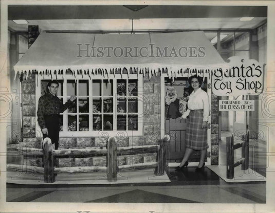 1960 Press Photo Ron Pekar and Gloria Gideon stand by their Senior display - Historic Images