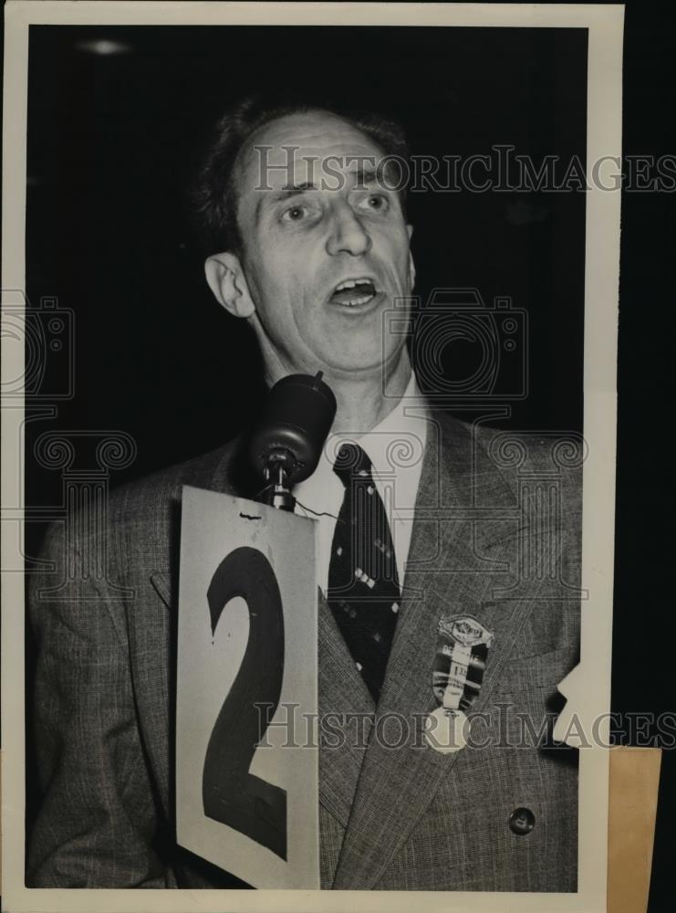 1949 Press Photo Harry Bridges speaking in Cleveland, Ohio - Historic Images